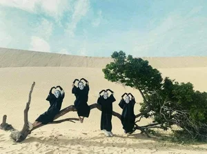 Stylish Travel Outfits for Best Friends: How to Coordinate Your Group Look for the Perfect Vacation Photos - image 4
