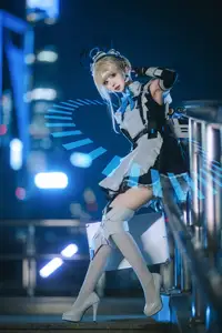 Coser Hua Qi Hana's Stunning Honkai Star Rail Cosplay: Futuristic Maid Warrior 飞鸟马时 - image 4