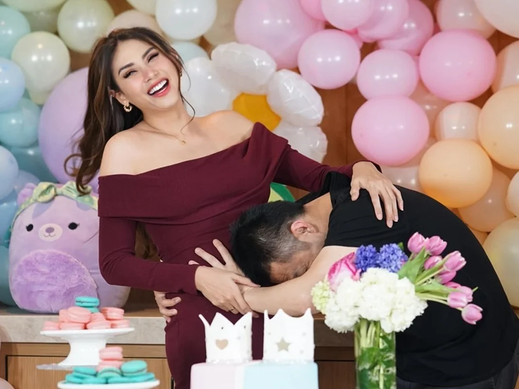 Supermodel Vo Hoang Yen Celebrates Daughter’s One-Month Milestone with Elegant Party