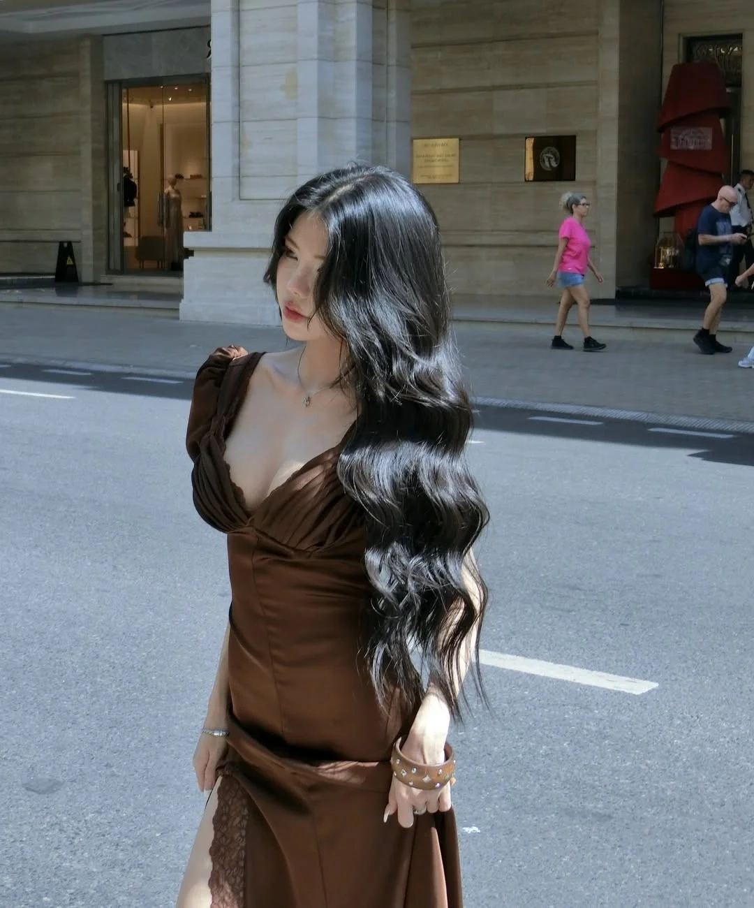MC Mai Dora Radiates Natural Beauty in Elegant Street Style Look