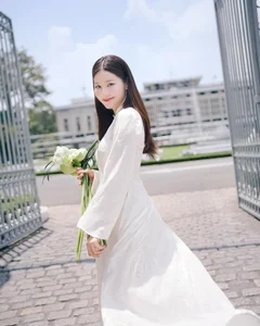 Vietnamese Actress Diem My 9x Captures Elegant Moments at the Iconic Independence Palace in Saigon - image 3