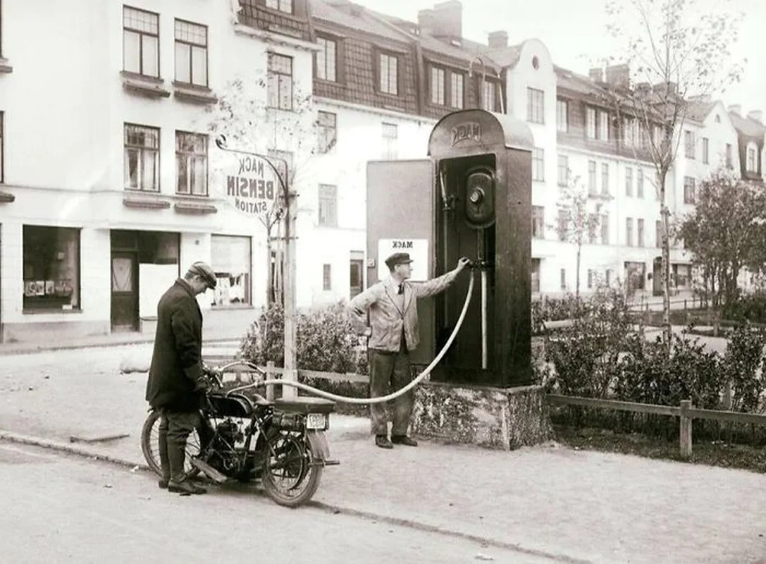 Rare Historical Photos: Glimpses of European Life 100 Years Ago