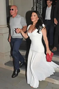 Lauren Sánchez: Redefining Ageless Glamour and Bold Style at 56 - image 12
