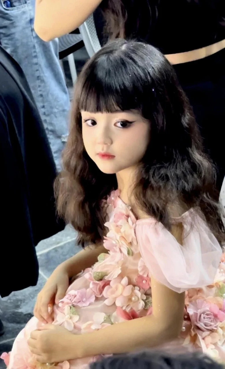 Young Doll-Faced Girl Sparks Discussion Over Early Makeup Habits