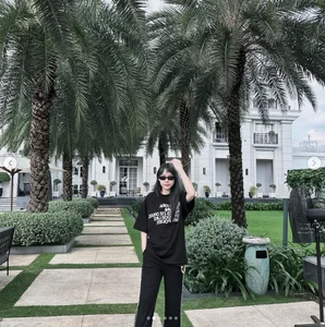 Lavish Proposals and Natural Beauty: Exploring the Glamorous Lives and Everyday Style of Two Famous Female MCs - image 1