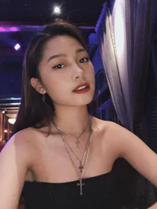 Lavish Proposals and Natural Beauty: Exploring the Glamorous Lives and Everyday Style of Two Famous Female MCs - image 8
