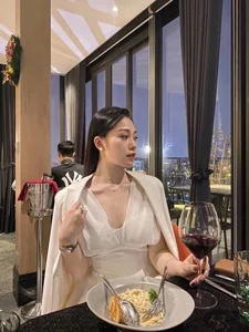 Lavish Proposals and Natural Beauty: Exploring the Glamorous Lives and Everyday Style of Two Famous Female MCs - image 2