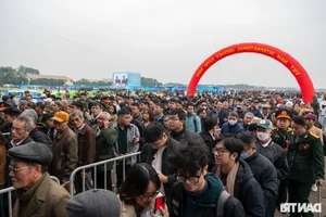 Massive Public Interest as Thousands Queue Early to Experience the Vietnam International Defense Expo - image 11