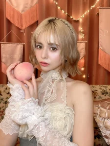 Japanese Model and Viral Sensation: Beniha Yumi and the M-Shape Pose - image 17