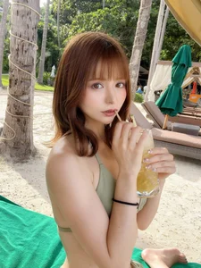 Japanese Model and Viral Sensation: Beniha Yumi and the M-Shape Pose - image 29