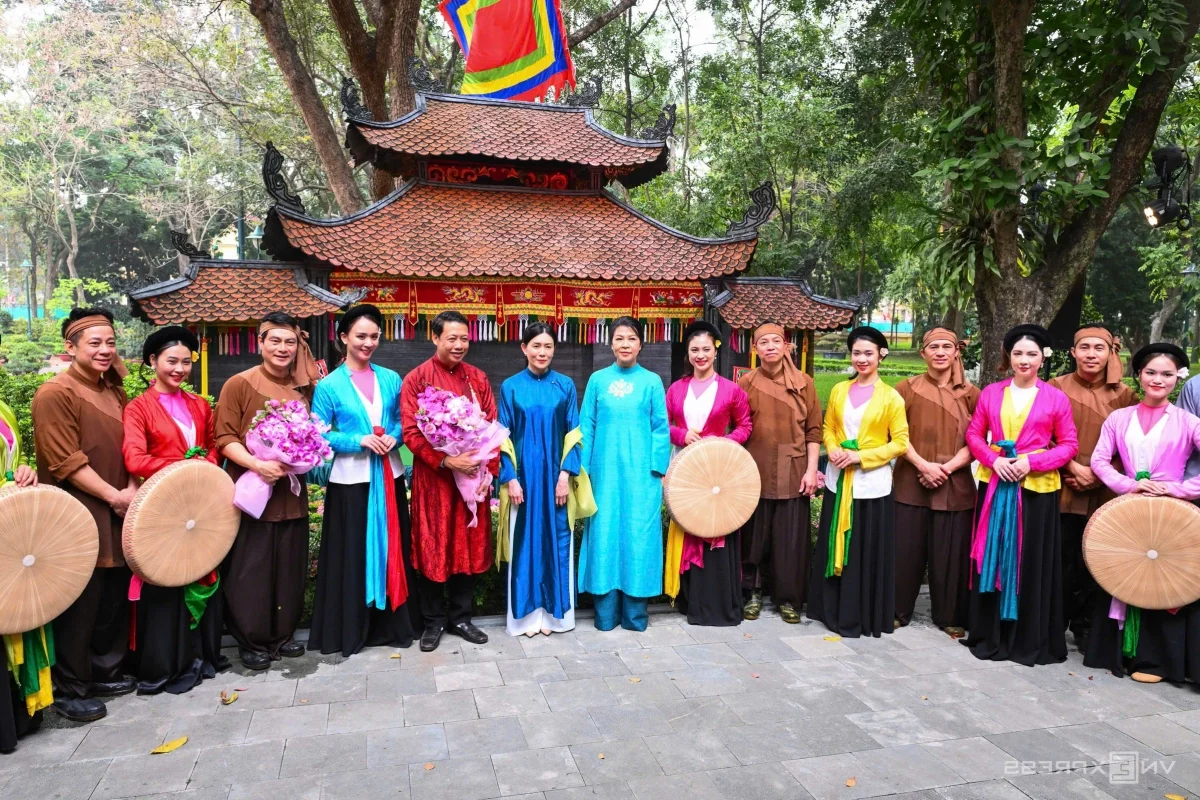 Cultural Diplomacy: Singapore Prime Minister's Spouse Celebrates Vietnamese Heritage in Elegant Ao Dai