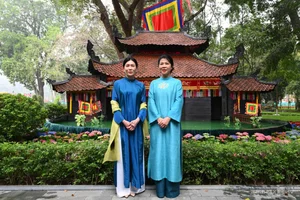 Cultural Diplomacy: Singapore Prime Minister's Spouse Celebrates Vietnamese Heritage in Elegant Ao Dai - image 2
