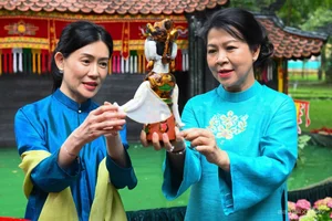 Cultural Diplomacy: Singapore Prime Minister's Spouse Celebrates Vietnamese Heritage in Elegant Ao Dai - image 3