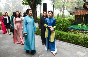 Cultural Diplomacy: Singapore Prime Minister's Spouse Celebrates Vietnamese Heritage in Elegant Ao Dai - image 8
