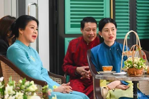 Cultural Diplomacy: Singapore Prime Minister's Spouse Celebrates Vietnamese Heritage in Elegant Ao Dai - image 4