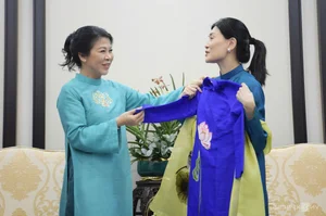 Cultural Diplomacy: Singapore Prime Minister's Spouse Celebrates Vietnamese Heritage in Elegant Ao Dai - image 6
