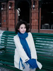 Chu Mac Thuy Quynh flaunts alluring bare back, defying cold amidst pristine snow - image 1