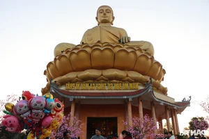 Nostalgic Tet: Youth Experience Tradition at the North-Central Region’s Largest Buddha Statue - image 9