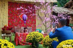 Nostalgic Tet: Youth Experience Tradition at the North-Central Region’s Largest Buddha Statue - image 1