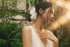 Trinh My Duyen: Fresh, Pure Beauty Like a Muse Under Golden Sunlight - image 2
