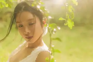 Trinh My Duyen: Fresh, Pure Beauty Like a Muse Under Golden Sunlight - image 10