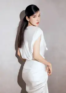 Trinh My Duyen: Fresh, Pure Beauty Like a Muse Under Golden Sunlight - image 5