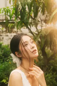 Trinh My Duyen: Fresh, Pure Beauty Like a Muse Under Golden Sunlight - image 6
