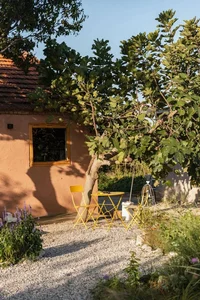 Young Couple Retires at 34 to Transform Island Chicken Coop Into Luxury Home - image 12