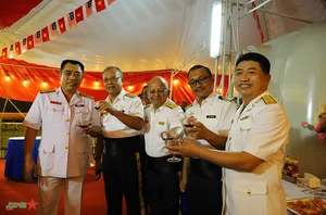 Diplomatic Dinner on Vietnam Navy Ship 20 in Malaysia - image 4