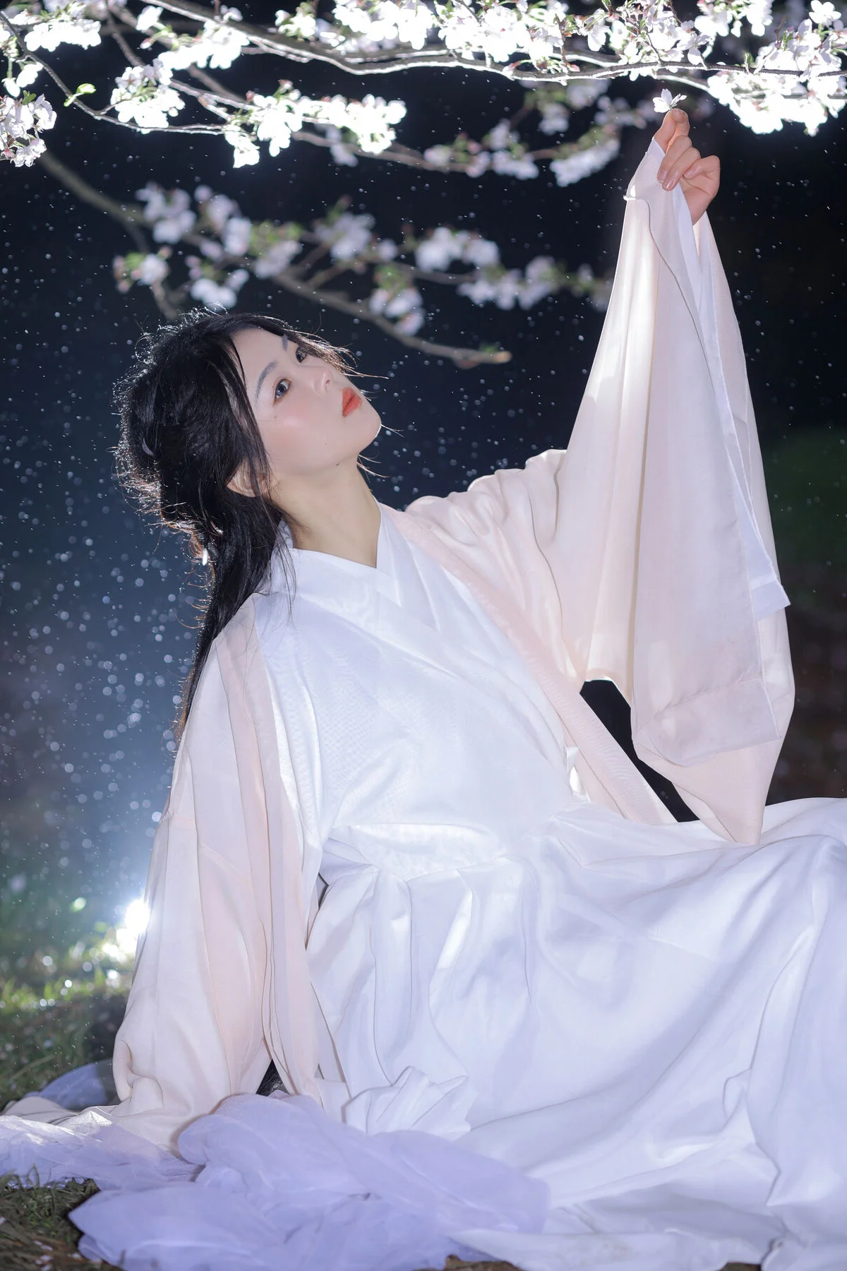 YiTuYu Art Language Vol.6792: Xiao Yang Showcases Modern Elegance in Artistic Photography