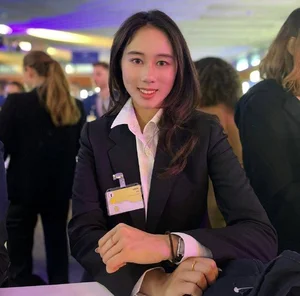 The Billionaire Daughter Who Chose a Humble Life as a Teacher - image 1
