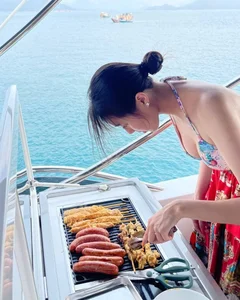 The Billionaire Daughter Who Chose a Humble Life as a Teacher - image 9