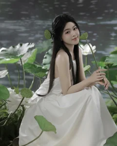 Quyen Linh's Daughter Lo Lem Stuns in Ethereal Peach Blossom Garden Photoshoot - image 6