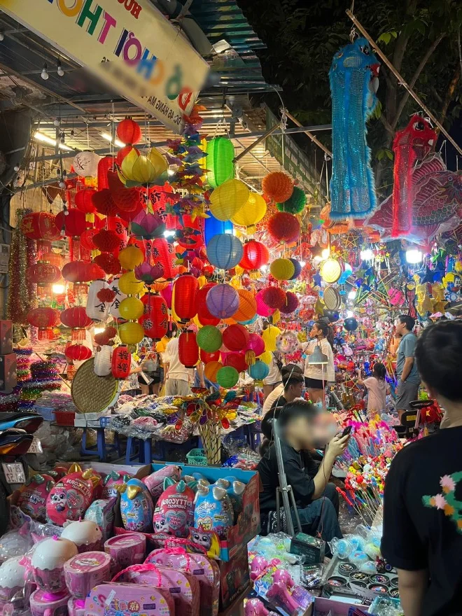 Vibrant Mid-Autumn Festival Celebrations: Street Check-ins and Grand Residential Events