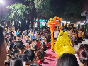 Vibrant Mid-Autumn Festival Celebrations: Street Check-ins and Grand Residential Events - image 1