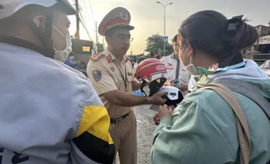 Heartwarming Gesture: Traffic Police Support Travelers Heading Home for Tet - image 6
