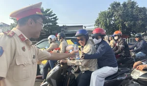 Heartwarming Gesture: Traffic Police Support Travelers Heading Home for Tet - image 8