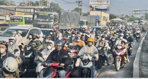 Heartwarming Gesture: Traffic Police Support Travelers Heading Home for Tet - image 7