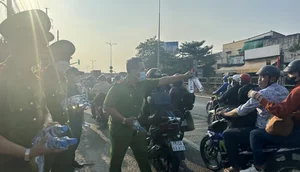Heartwarming Gesture: Traffic Police Support Travelers Heading Home for Tet - image 1