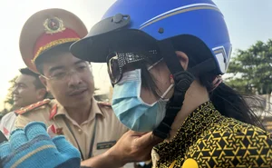 Heartwarming Gesture: Traffic Police Support Travelers Heading Home for Tet - image 0