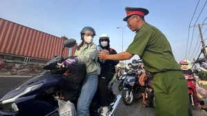 Heartwarming Gesture: Traffic Police Support Travelers Heading Home for Tet - image 3