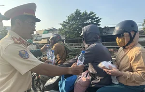 Heartwarming Gesture: Traffic Police Support Travelers Heading Home for Tet - image 2