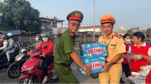 Heartwarming Gesture: Traffic Police Support Travelers Heading Home for Tet - image 9