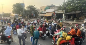 Heartwarming Gesture: Traffic Police Support Travelers Heading Home for Tet - image 5