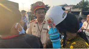 Heartwarming Gesture: Traffic Police Support Travelers Heading Home for Tet - image 10