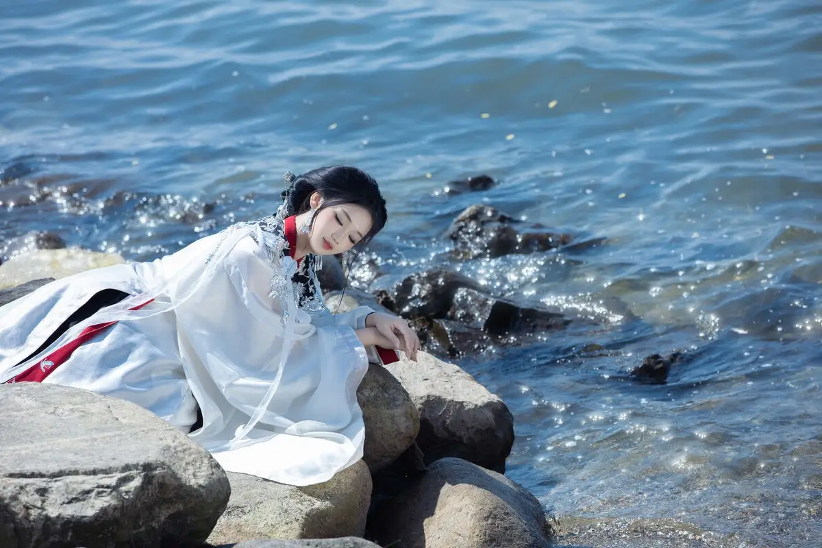 Wan Jiang Ting Vol.8722: Ethereal Beauty by the Stream, A Poetic Visual Journey