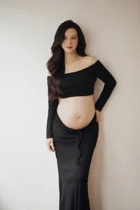 Newborn Joy: Quynh Luong Shares Intimate Moments with Her Growing Family - image 4