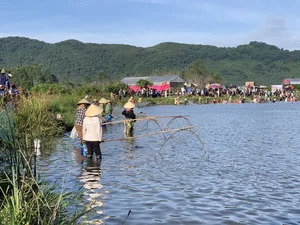 The 300-Year-Old Dong Hoa Fish Catching Festival: A Vibrant Vietnamese Cultural Tradition - image 0