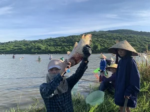 The 300-Year-Old Dong Hoa Fish Catching Festival: A Vibrant Vietnamese Cultural Tradition - image 1