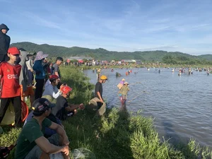 The 300-Year-Old Dong Hoa Fish Catching Festival: A Vibrant Vietnamese Cultural Tradition - image 4